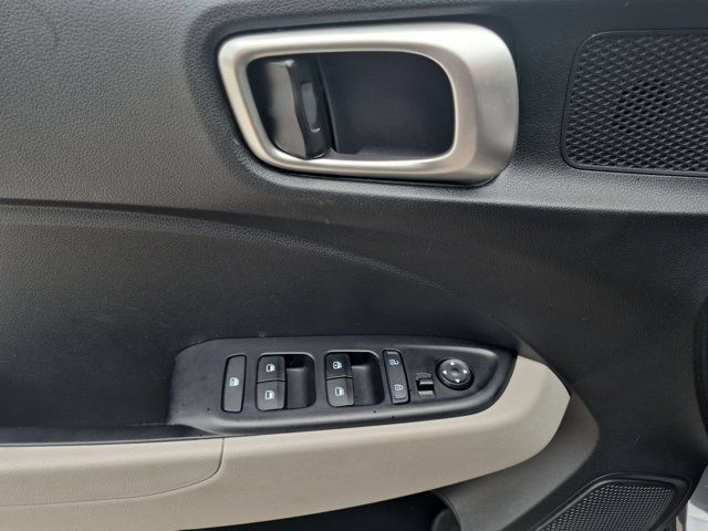 Used 2025 Hyundai Venue SEL FWD image 13