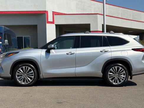 Used 2021 Toyota Highlander Platinum FWD image 9