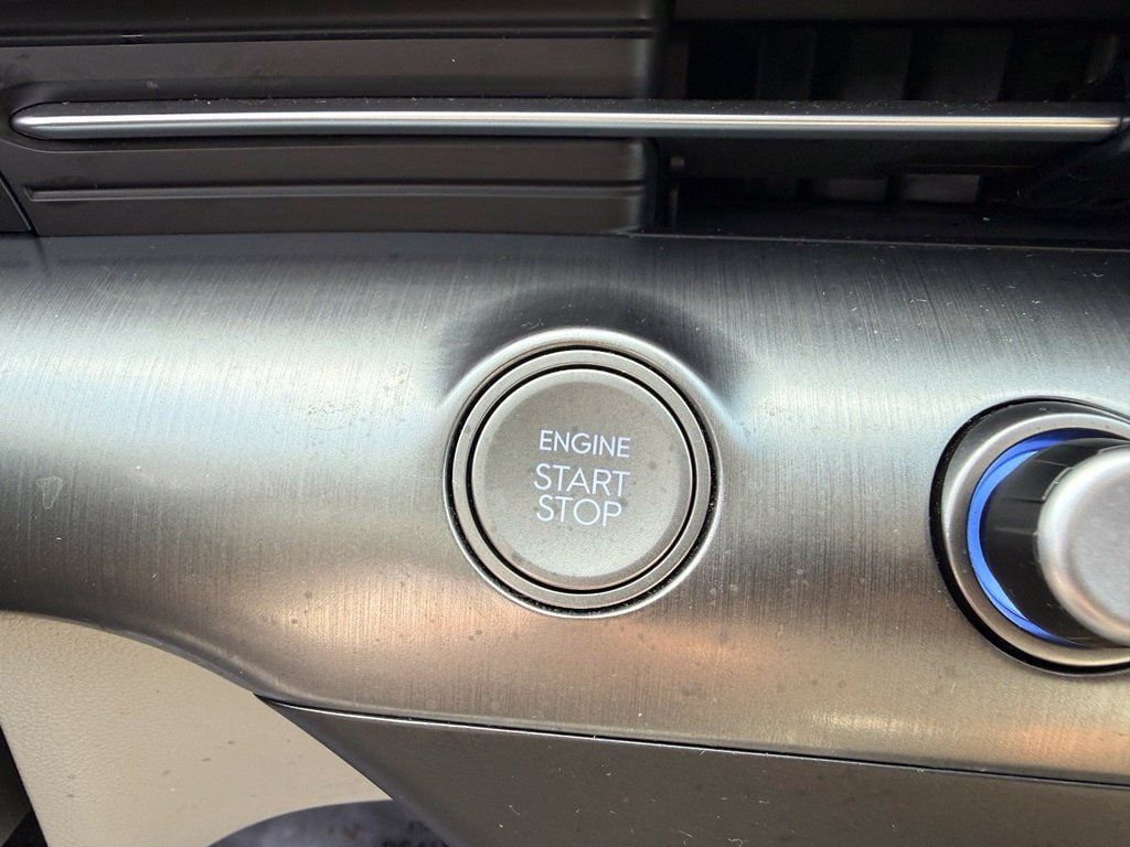 Used 2025 Hyundai Kona SEL AWD/4WD image 29
