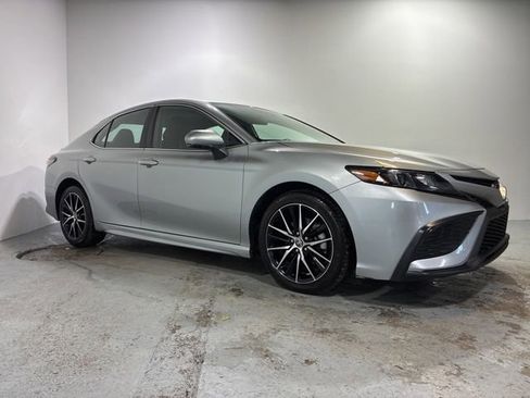 Used 2024 Toyota Camry SE image 1