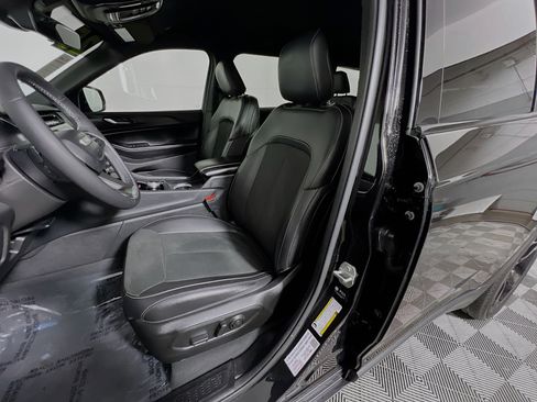 Used 2025 Jeep Grand Cherokee L Laredo image 15