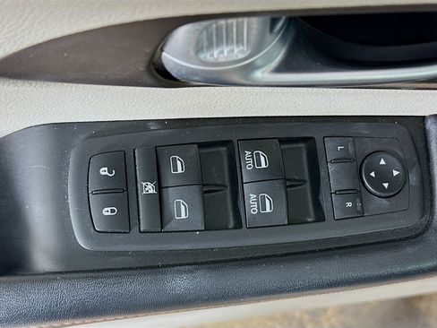 Used 2018 Chrysler Pacifica Touring Plus w/ Tire & Wheel Group FWD image 15