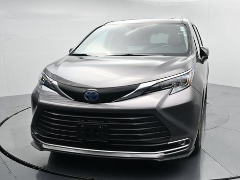 Used 2024 Toyota Sienna XLE FWD image 3