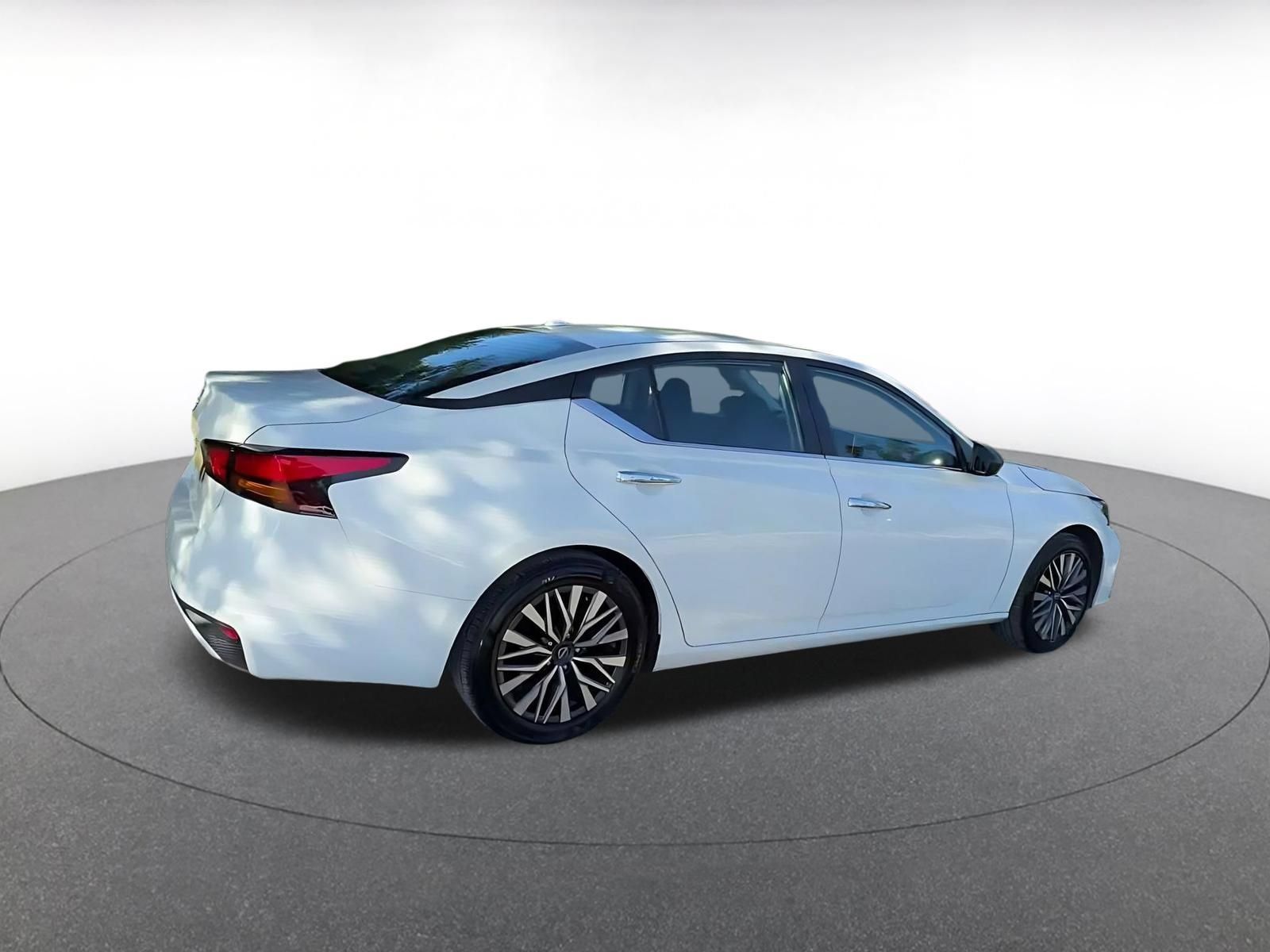 Used 2025 Nissan Altima 2.5 SV FWD image 14