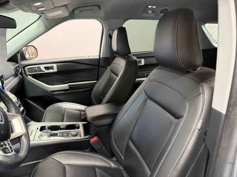 Used 2023 Ford Explorer XLT w/ Equipment Group 202A AWD/4WD image 16