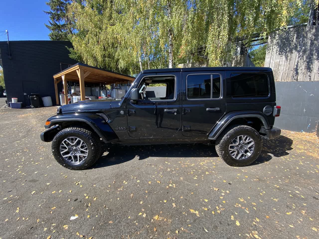Used 2025 Jeep Wrangler Unlimited Sahara AWD/4WD image 3