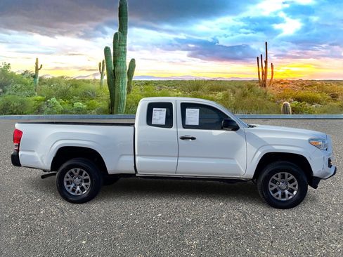 Used 2016 Toyota Tacoma SR image 6