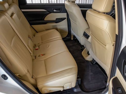 Used 2018 Toyota Highlander XLE image 34