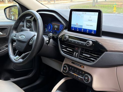 Used 2020 Ford Escape Titanium image 19