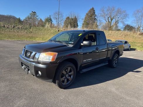 Used 2015 Nissan Titan SV w/ SV Value Truck Package AWD/4WD image 4