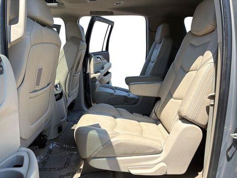 Used 2017 Cadillac Escalade ESV Luxury AWD/4WD image 12