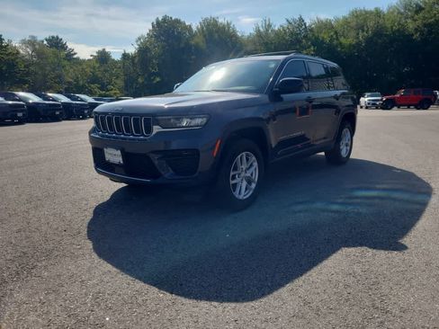 Used 2023 Jeep Grand Cherokee Laredo X AWD/4WD image 5