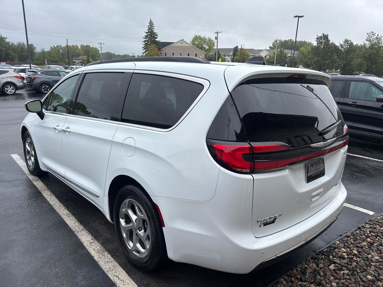 Used 2023 Chrysler Pacifica Limited FWD image 5