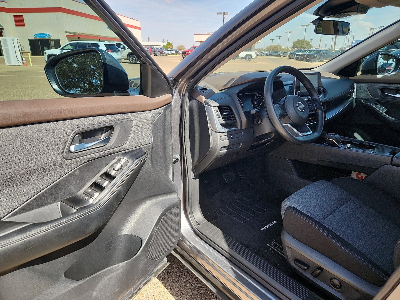 Used 2023 Nissan Rogue SV FWD image 14