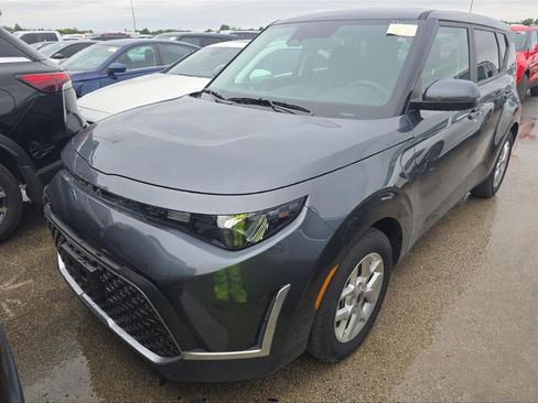 Used 2025 Kia Soul LX w/ LX Technology Package FWD image 2