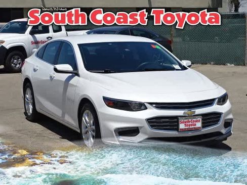 Used 2017 Chevrolet Malibu LT FWD image 2