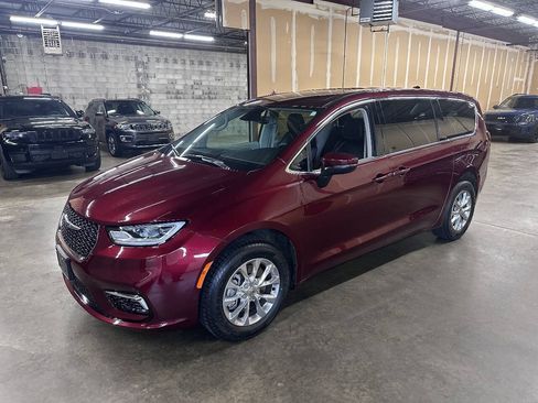 Used 2023 Chrysler Pacifica Touring-L AWD/4WD image 1