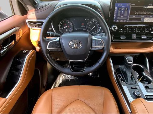 Used 2021 Toyota Highlander Platinum AWD/4WD image 6