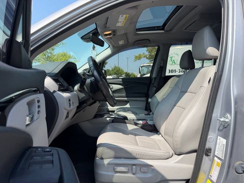 Used 2021 Honda Pilot Touring image 11