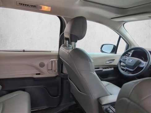 Used 2022 Toyota Sienna XLE FWD image 22