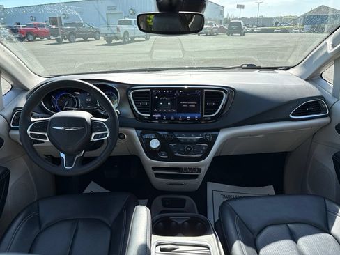 Used 2024 Chrysler Pacifica Touring-L FWD image 13