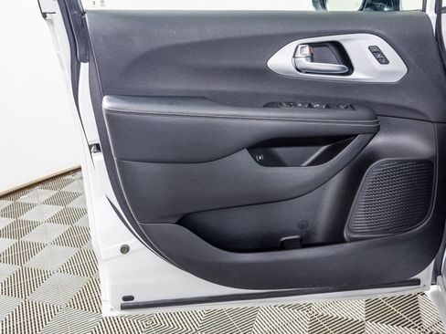 Used 2024 Chrysler Pacifica Limited FWD image 37