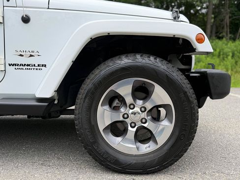 Used 2017 Jeep Wrangler Unlimited Sahara w/ Connectivity Group AWD/4WD image 11