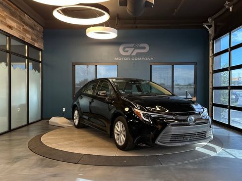 Used 2023 Toyota Corolla LE w/ LE Convenience Package FWD image 1