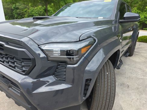 Used 2025 Toyota Tacoma TRD Sport w/ TRD Sport Upgrade Package RWD image 9