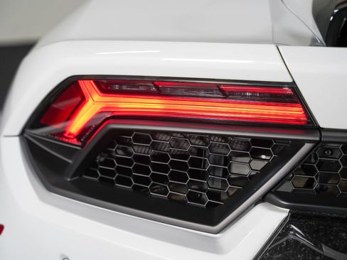 Used 2018 Lamborghini Huracan Performante AWD/4WD image 19