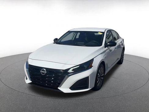 Used 2025 Nissan Altima 2.5 SV image 3