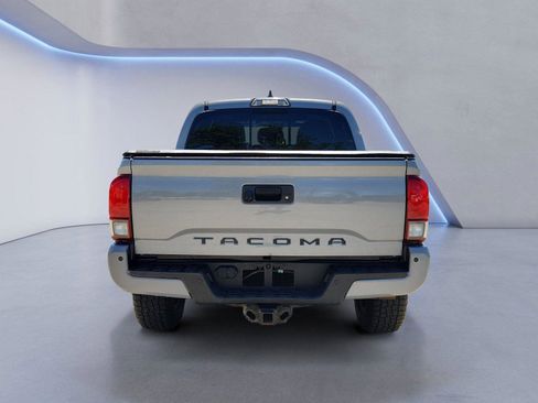 Used 2018 Toyota Tacoma TRD Sport AWD/4WD image 4