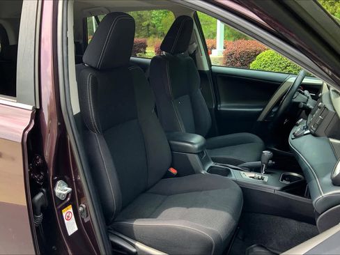 Used 2018 Toyota RAV4 XLE image 9