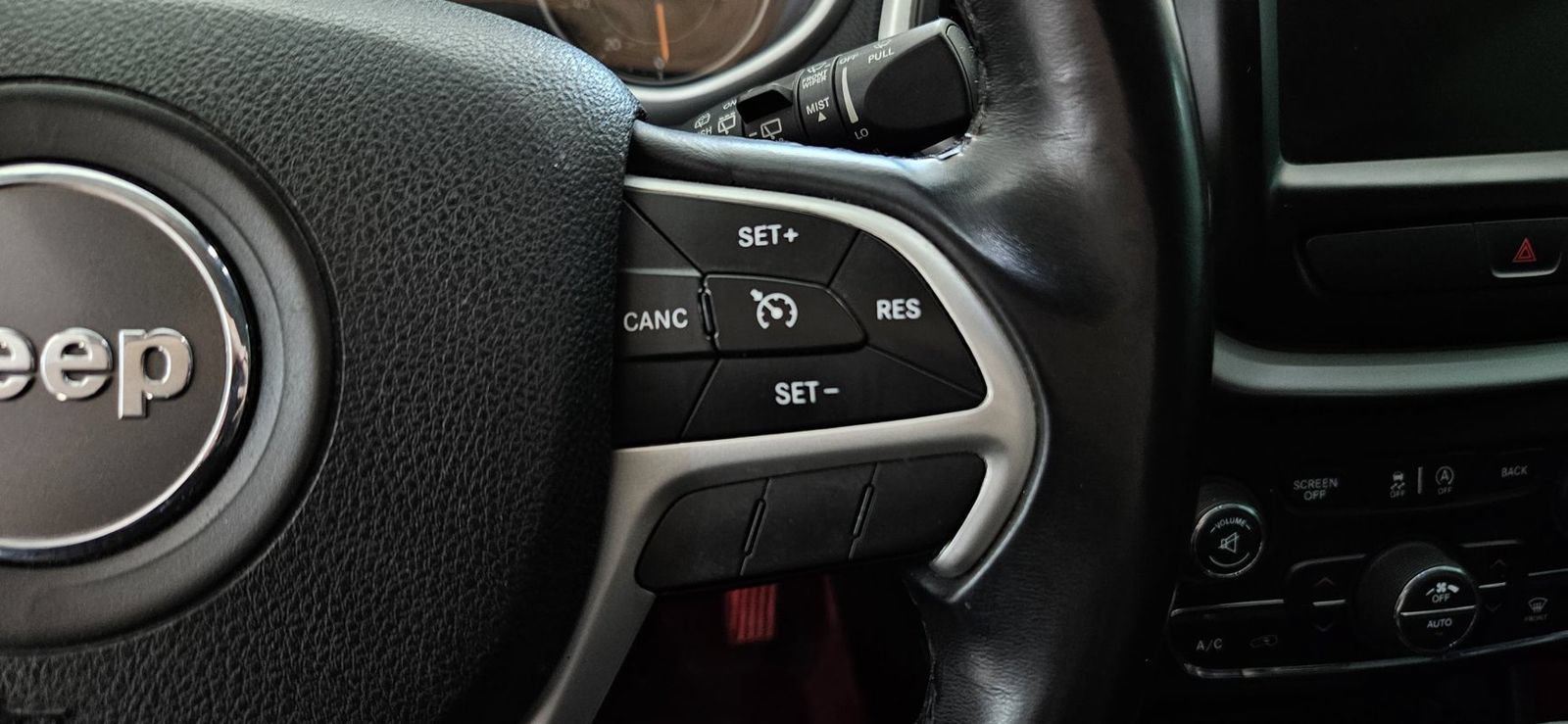 Used 2017 Jeep Cherokee Trailhawk w/ Comfort/Convenience Group AWD/4WD image 12