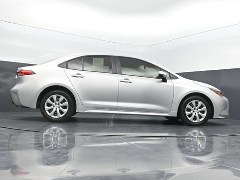 Used 2025 Toyota Corolla LE FWD image 40