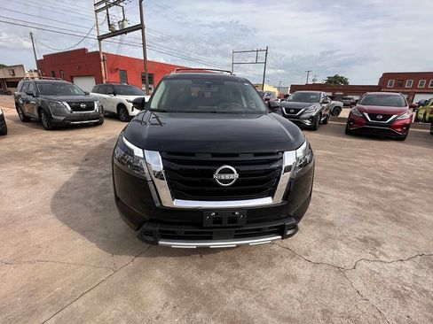 Certified 2025 Nissan Pathfinder Platinum FWD image 12