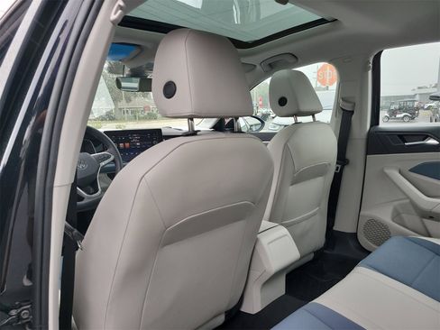 Certified 2025 Volkswagen Jetta SE image 12