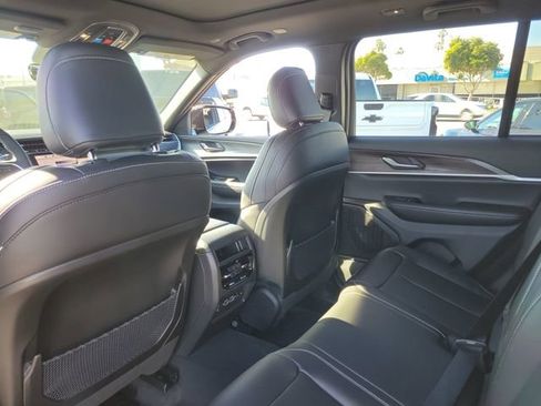 New 2025 Jeep Grand Cherokee Limited image 12