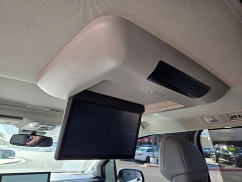 Used 2025 Toyota Sienna XLE w/ XLE Plus Package FWD image 17