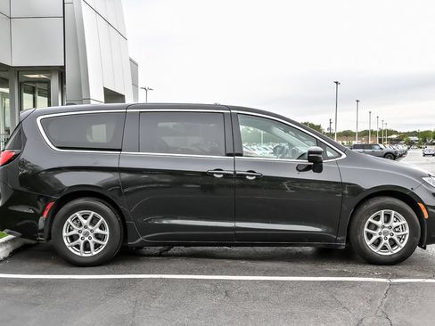 Used 2023 Chrysler Pacifica Touring-L FWD image 11