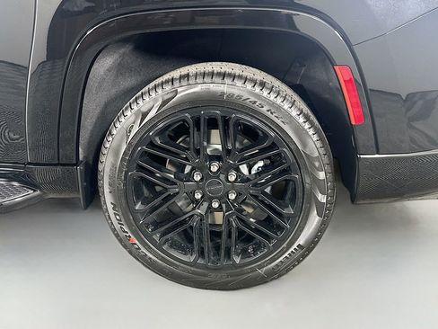 New 2025 Jeep Wagoneer L Series II w/ Premium Group I image 17