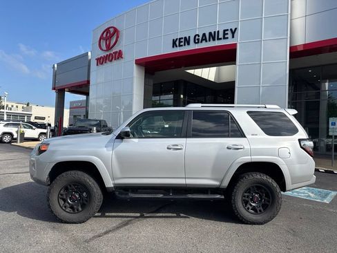 Used 2018 Toyota 4Runner SR5 AWD/4WD image 2