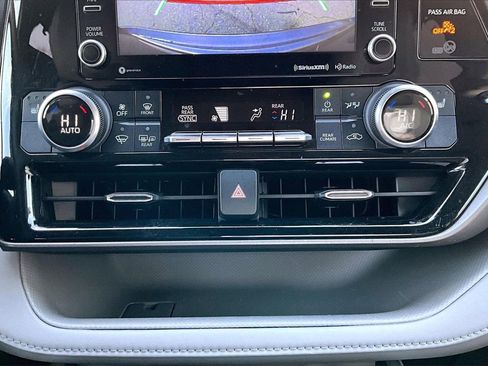 Used 2022 Toyota Highlander XLE image 18