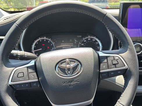 Used 2025 Toyota Highlander XLE AWD/4WD image 35