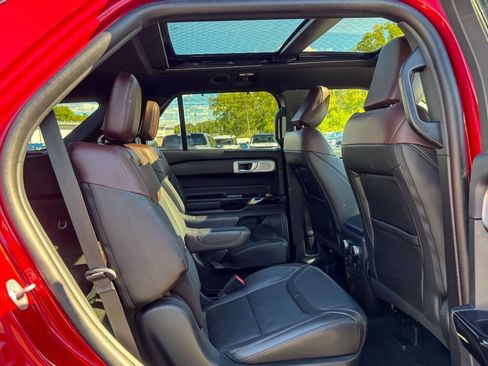 Used 2023 Ford Explorer Platinum w/ Technology Package AWD/4WD image 12