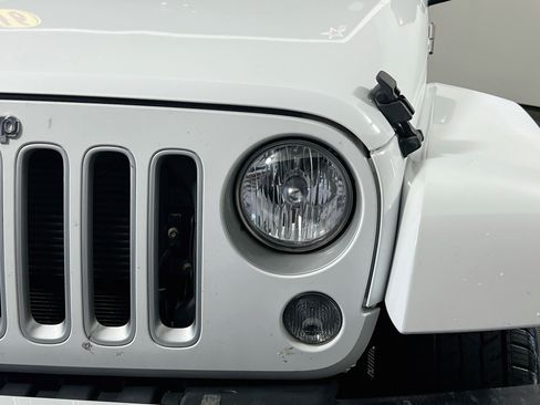 Used 2016 Jeep Wrangler Unlimited Sahara w/ Connectivity Group AWD/4WD image 11