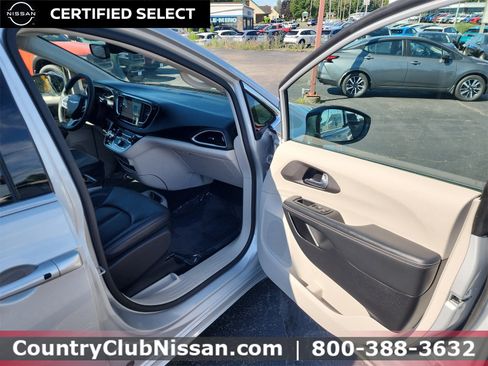 Used 2024 Chrysler Pacifica Touring-L image 32