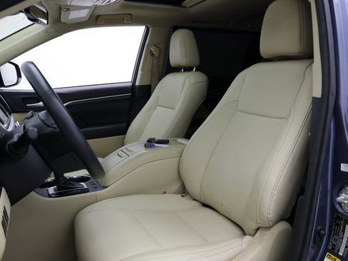 Used 2016 Toyota Highlander Limited w/ Driver Technology Package FWD image 18