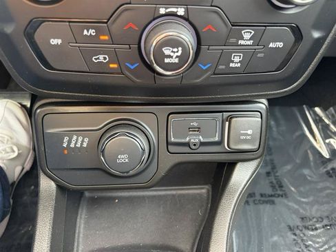 Used 2023 Jeep Renegade Altitude w/ Sun/Sound Group AWD/4WD image 25