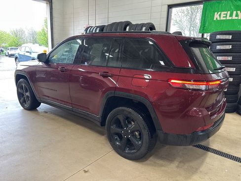 Used 2023 Jeep Grand Cherokee Limited w/ Black Appearance Package AWD/4WD image 7